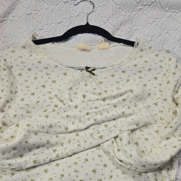 3/$10 Levi's White Floral Long Sleeve Blouse - Picture 5 of 6